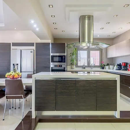 Evgenias Luxury With Rooftop Pool -parking Apartment *