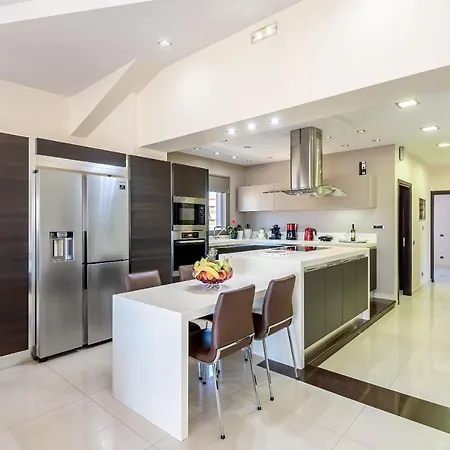 Evgenias Luxury With Rooftop Pool -parking