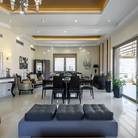 Evgenias Luxury With Rooftop Pool -parking