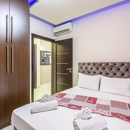 Evgenias Luxury With Rooftop Pool -parking
