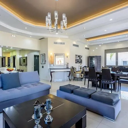 Evgenias Luxury With Rooftop Pool -parking