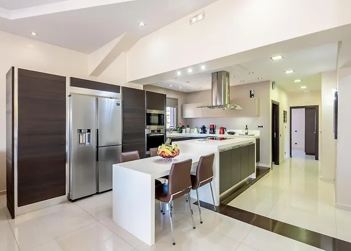 Evgenias Luxury With Rooftop Pool